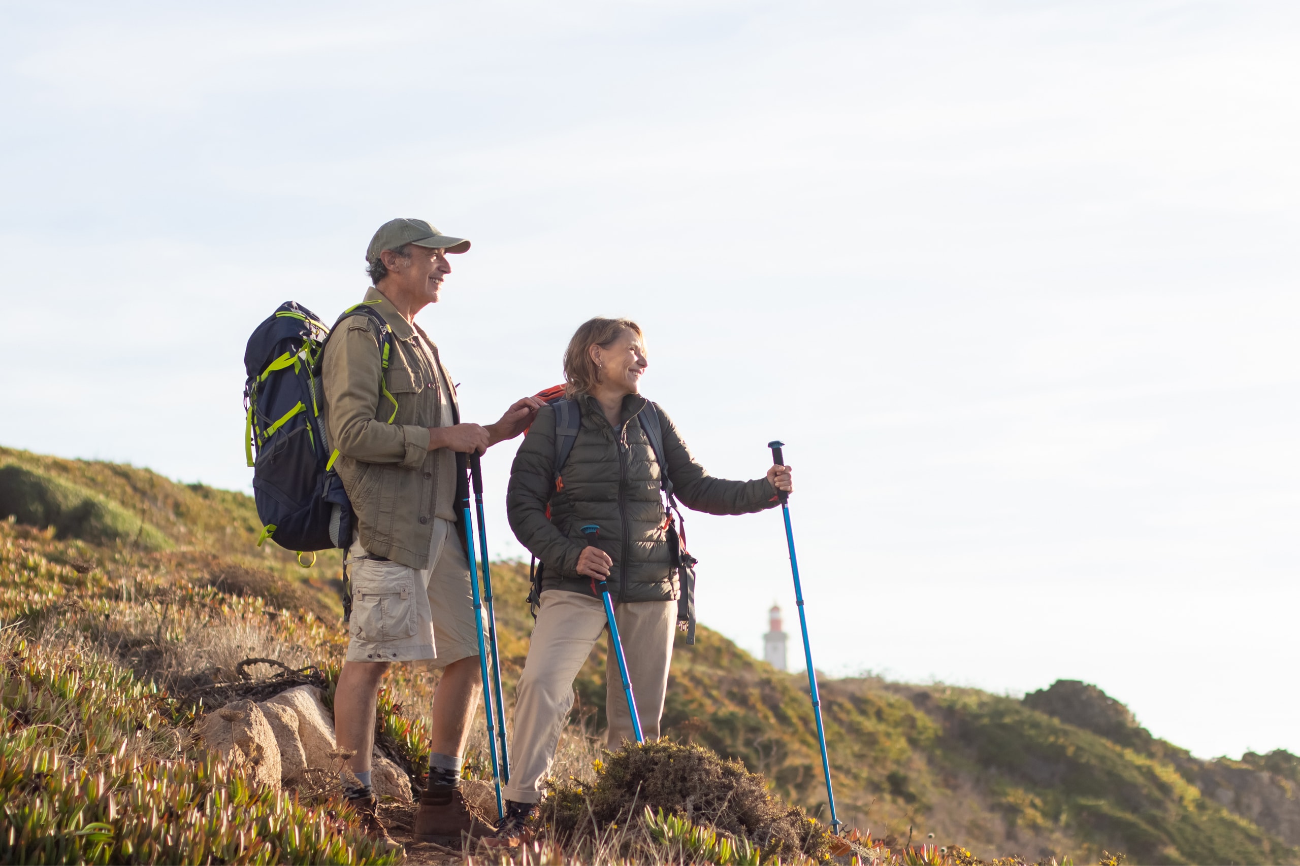 Twee senioren doen aan hiking